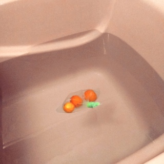 �~��